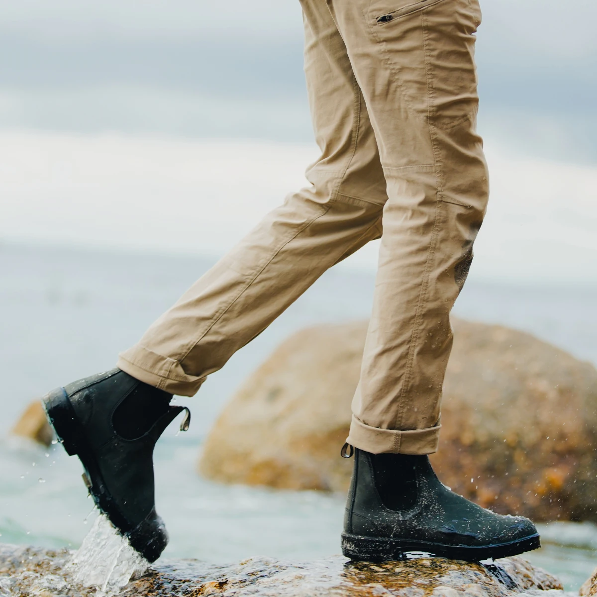 Blundstone Unisex Original Series 587 Unisex Round Toe Premium Water Resistant Leather Chelsea Boots , Rustic Black